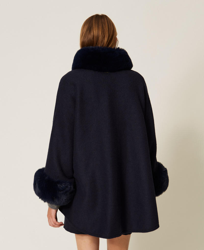 Poncho aus Tuch mit Kunstpelz Klassisches Blau Frau 262TO5730_11956_03