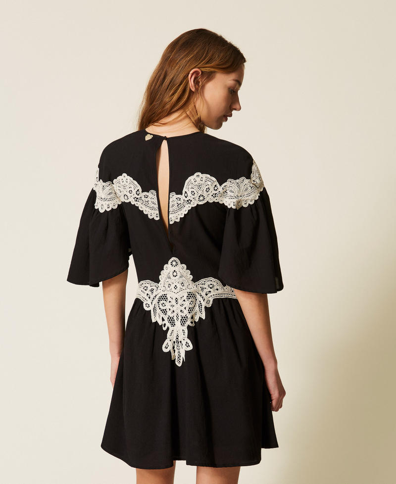 Short muslin dress with macram&eacute; Black / "Vanilla" White Woman 261LM2DCC_04241_03