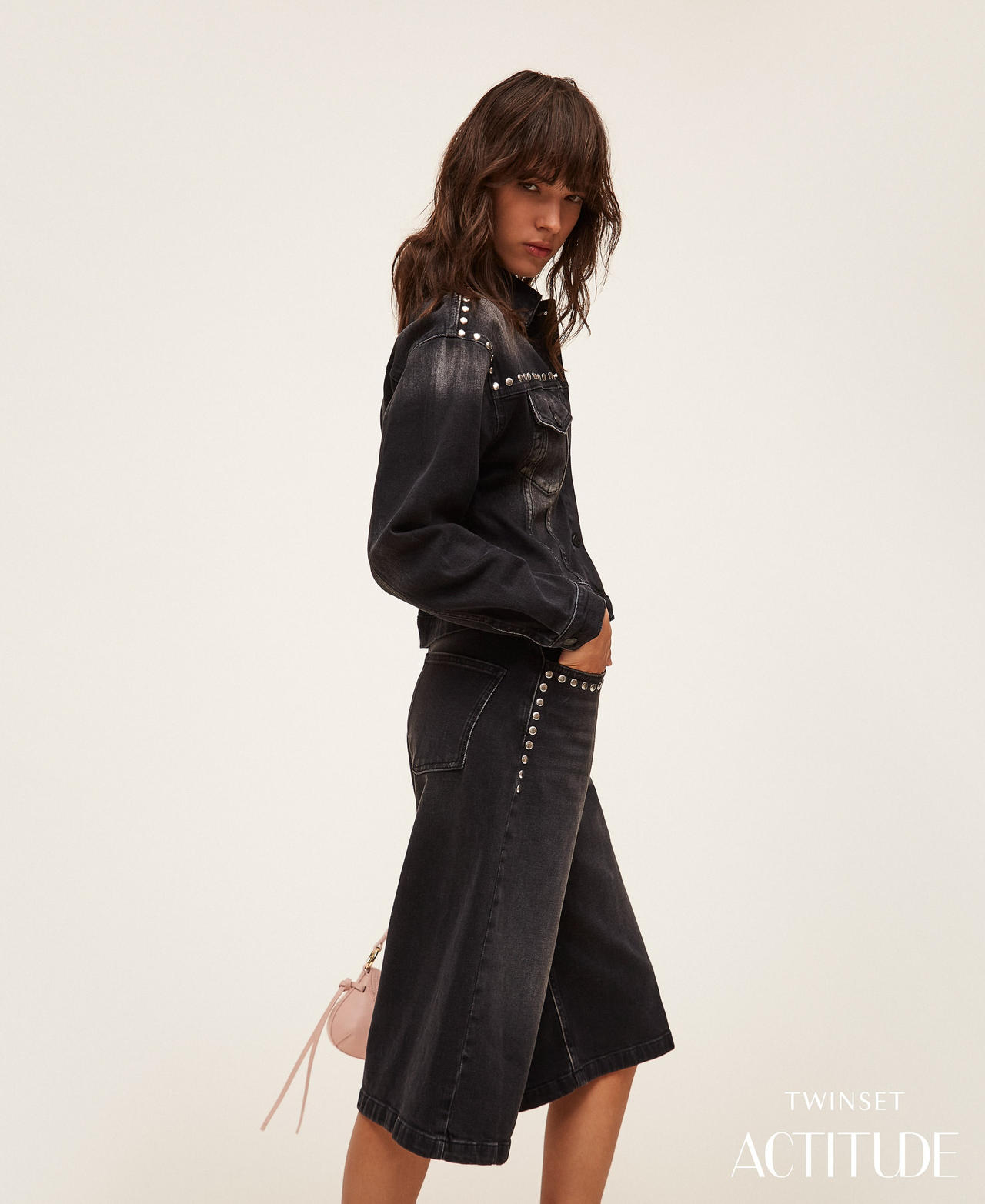 Bermuda-Shorts aus Jeans mit Nieten Denimschwarz D&eacute;lav&eacute; Frau 261AP2263_12908_PA