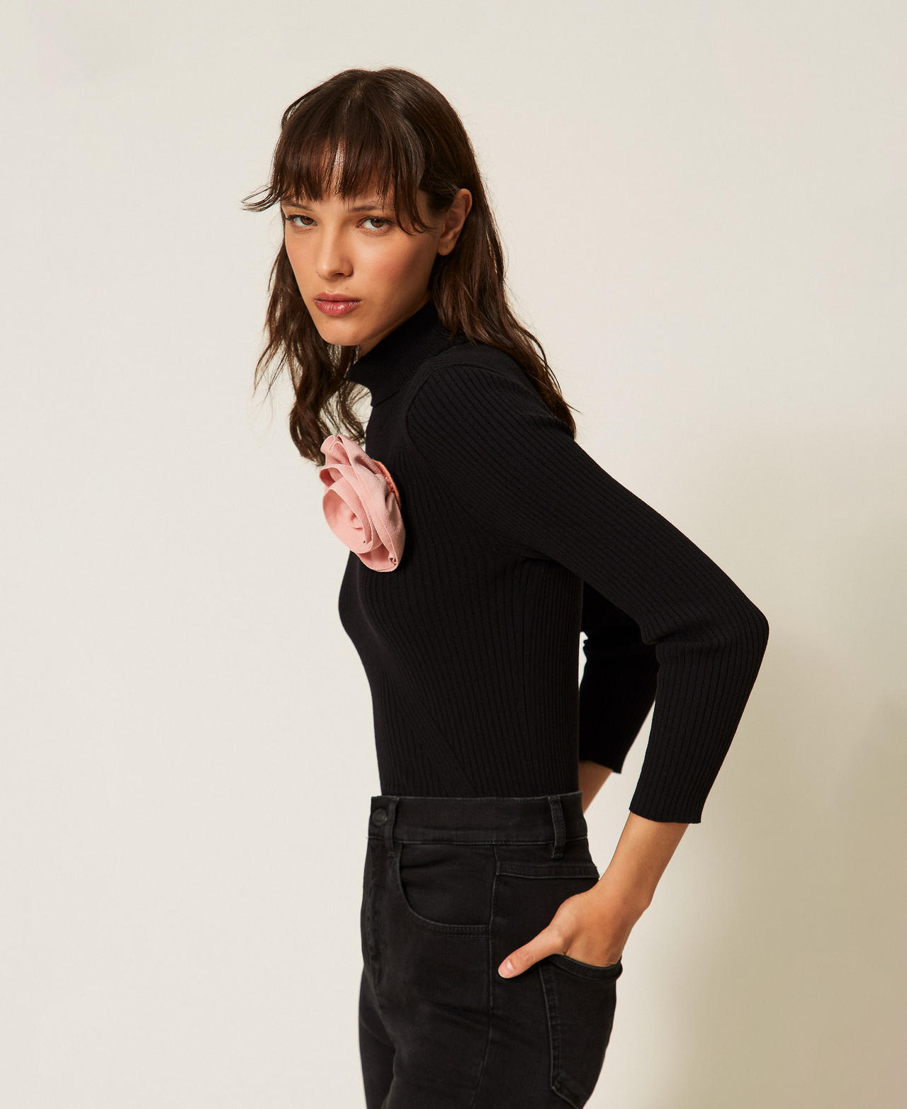 Turtle neck jumper with brooch Black Woman 261AP3101_00006_01