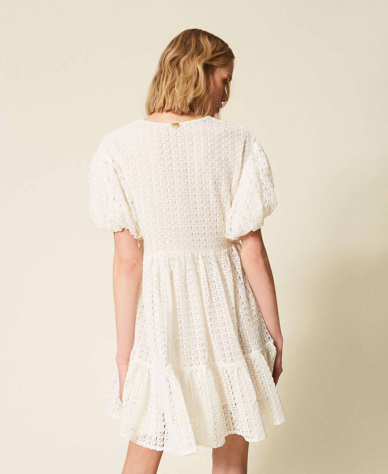 Robe courte crochet avec volant Off White Femme 261LM2BDD_00526_03