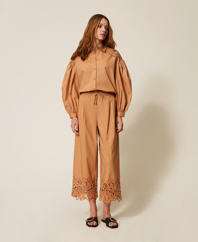 Weite Hose aus Popeline mit Makramee &bdquo;Hazelnut&ldquo;-Braun Frau 261LB2ADD_10282_01