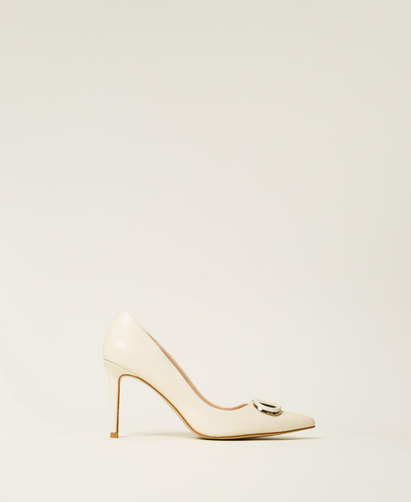 Leather court shoes with Oval T