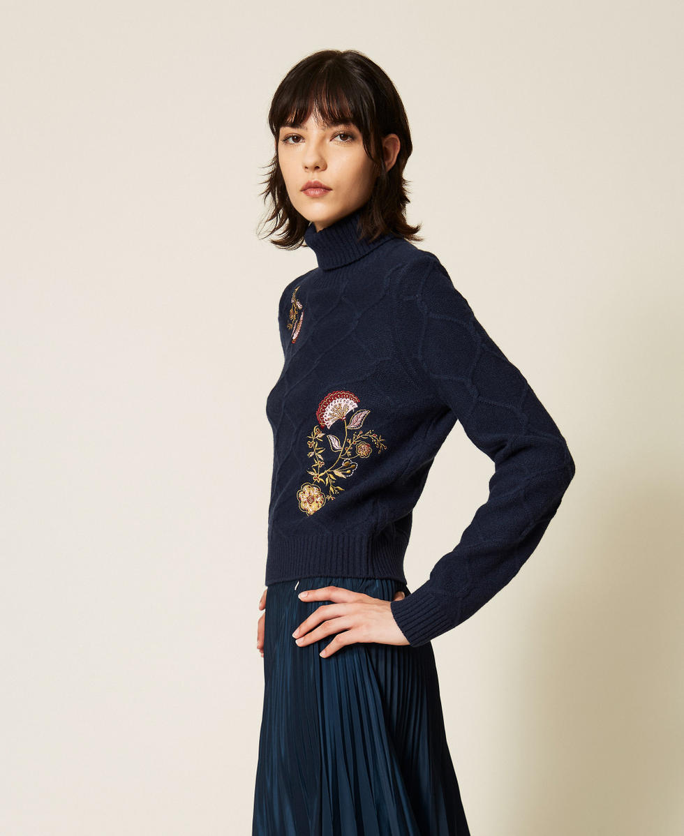 Rollkragenpullover aus Wolle mit floralem Stickmotiv Blue Paint Frau 262AP3190_13182_02