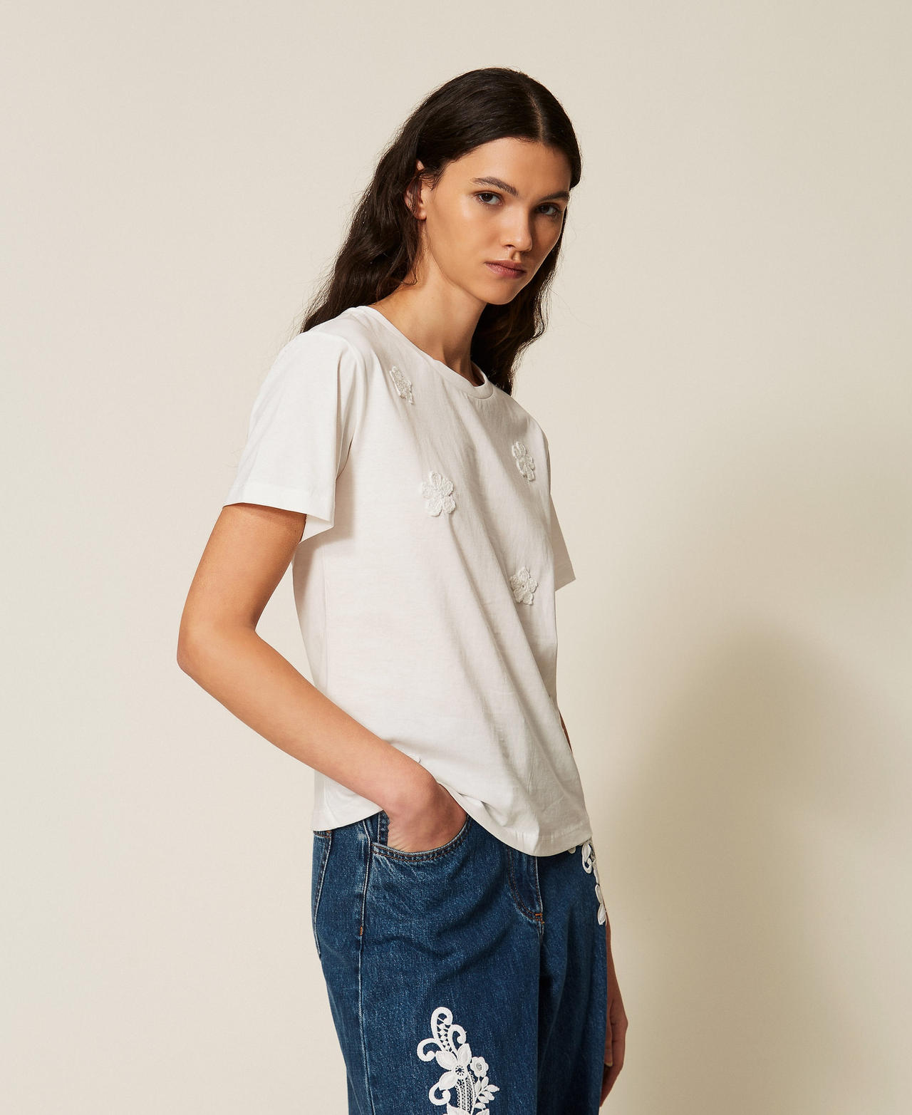 Figurbetontes T-Shirt mit H&auml;kelblumen Mattwei&szlig; Frau 261LB2AHH_00526_02