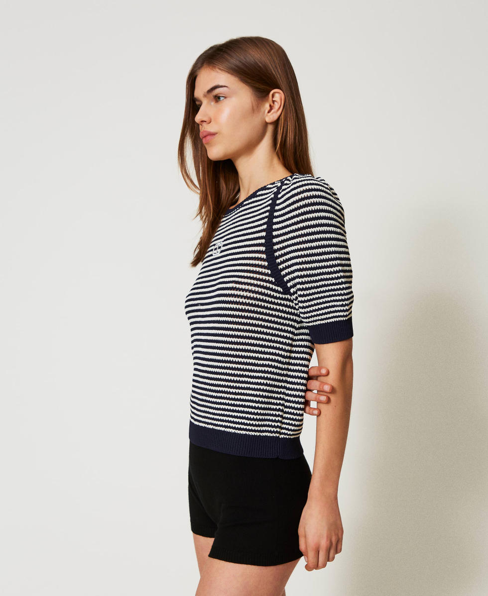Gestreifter Pullover mit aufgesticktem Oval T Zweifarbig Schneewei&szlig; / Blue Night Frau 251TP3323_12261_02