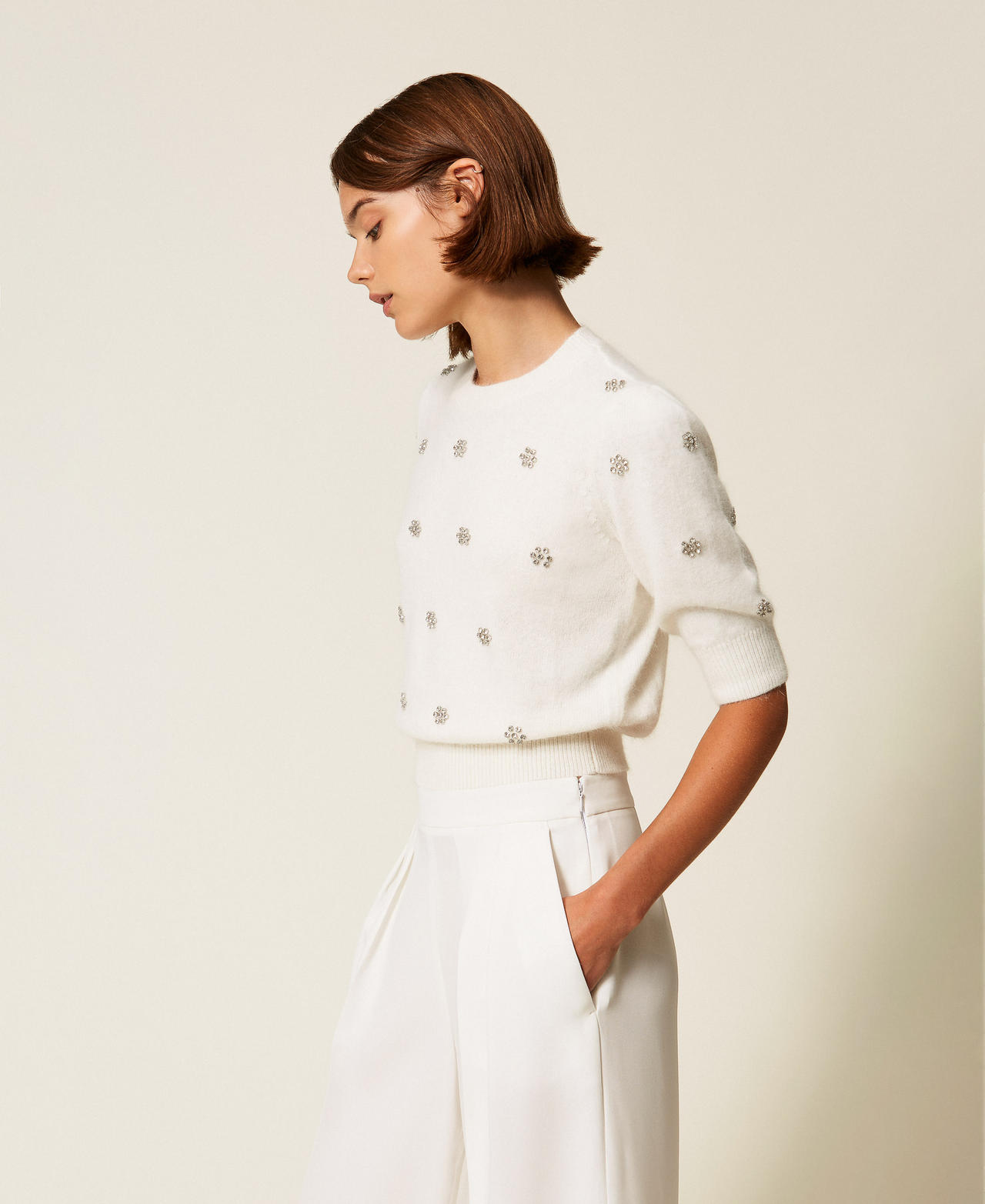 Pullover aus Angorawollmischung mit Stickerei Weiß Schnee Frau 252TT3181_00282_02