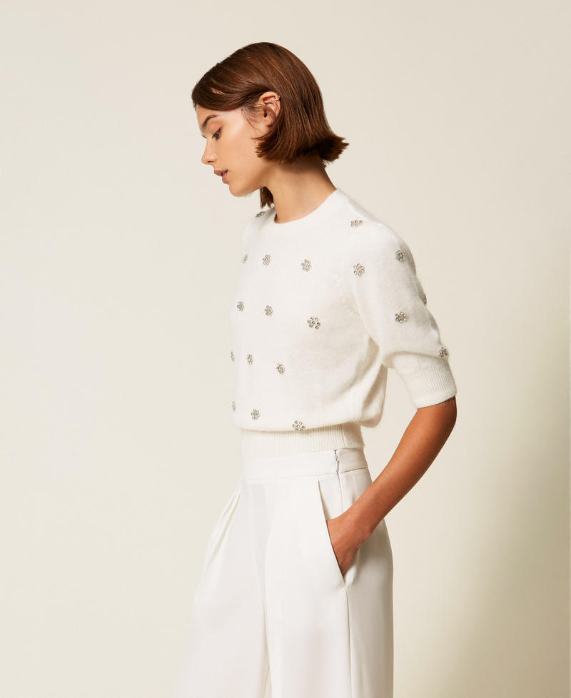 Pullover aus Angorawollmischung mit Stickerei Weiß Schnee Frau 252TT3181_00282_02