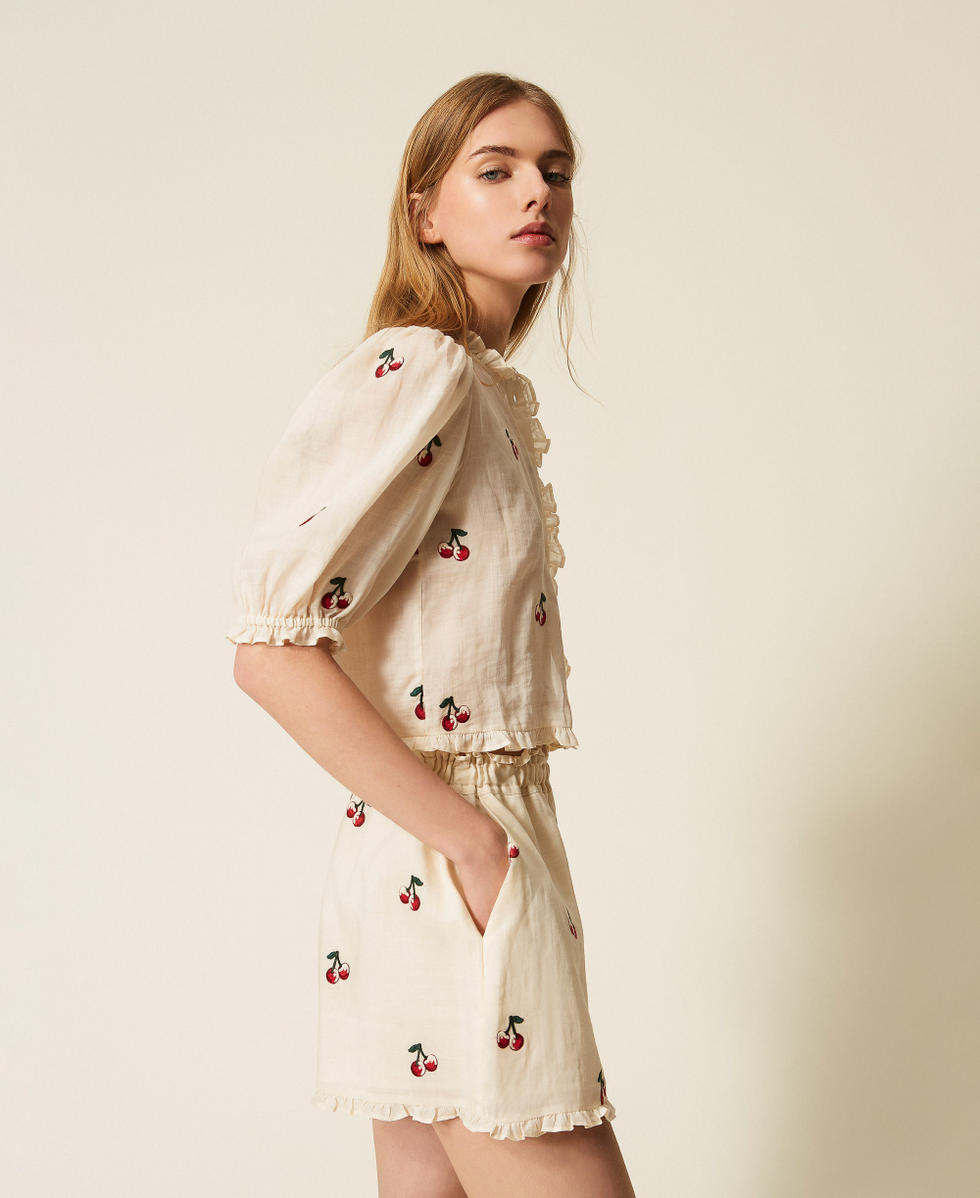 Camisa corta de ramio con bordados de cerezas Blanco &laquo;Pergamena&raquo; / Cherries Red Embroidery Mujer 261TT2420_13577_02