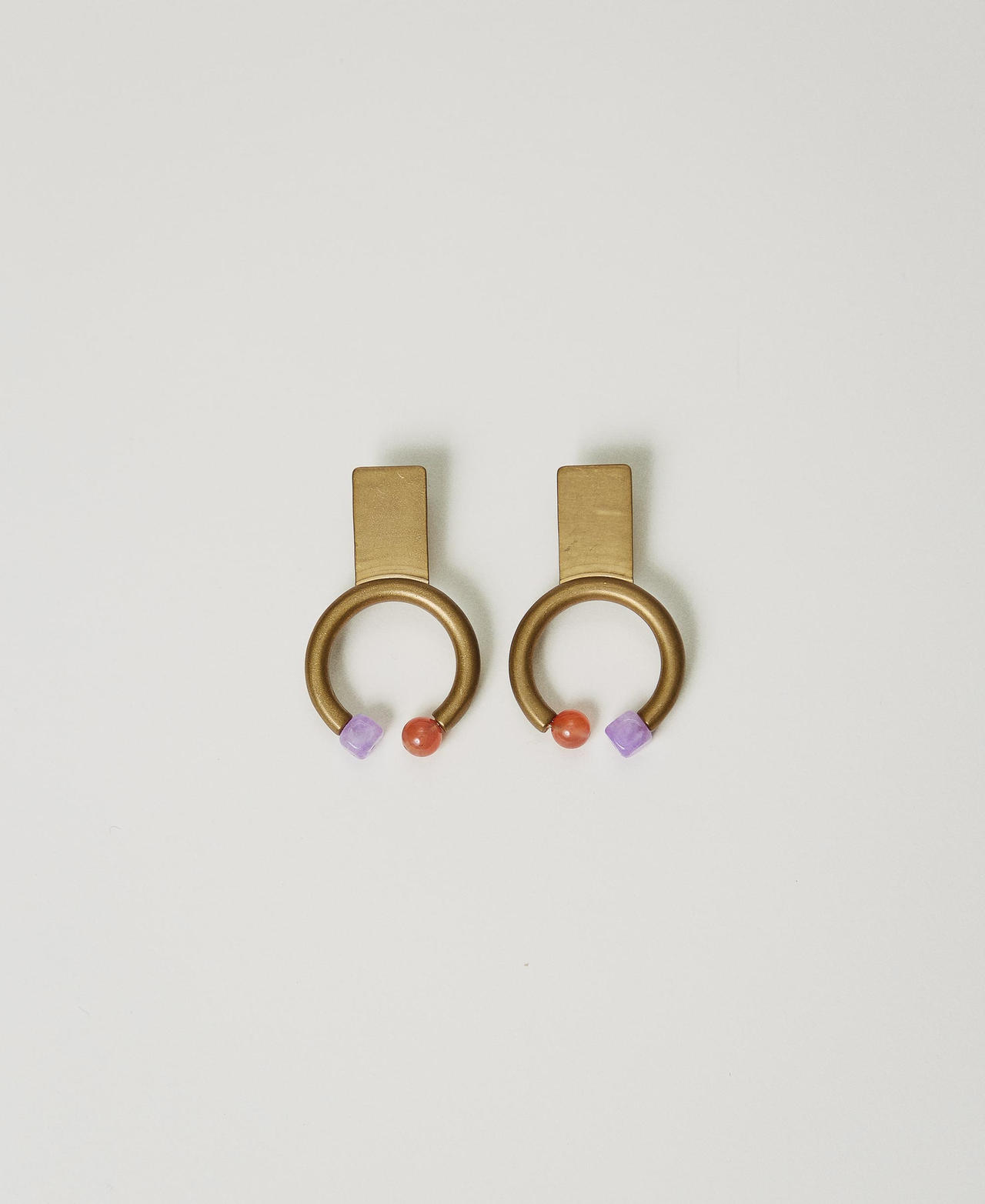 Earring with circle and stones