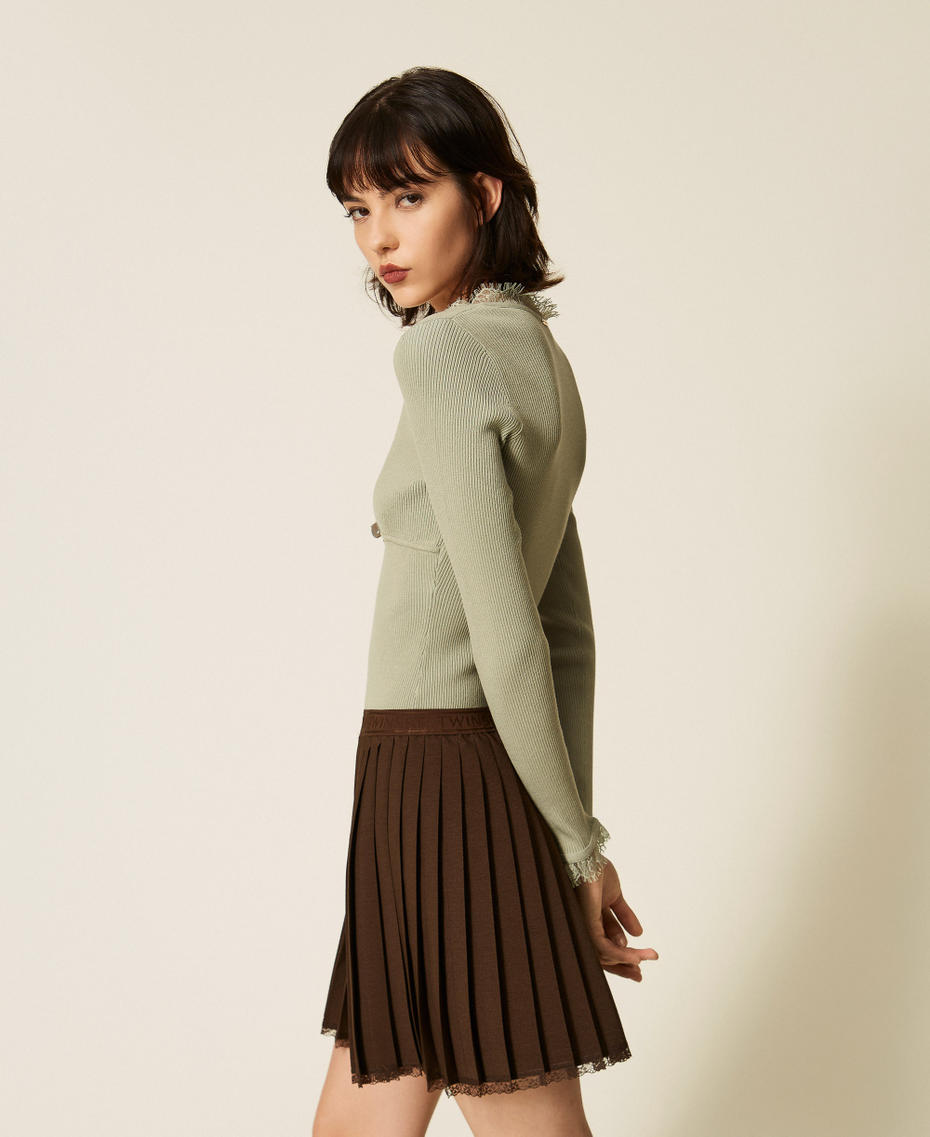 Pull ajust&eacute; avec dentelle
