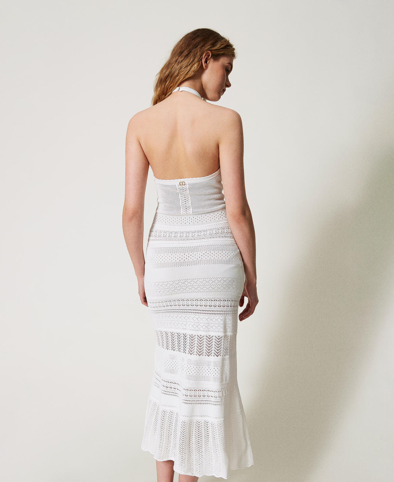 Maxi-Neckholderkleid aus Gestrick mit Lochmustern Weiß Schnee Frau 251TT3105_00282_03