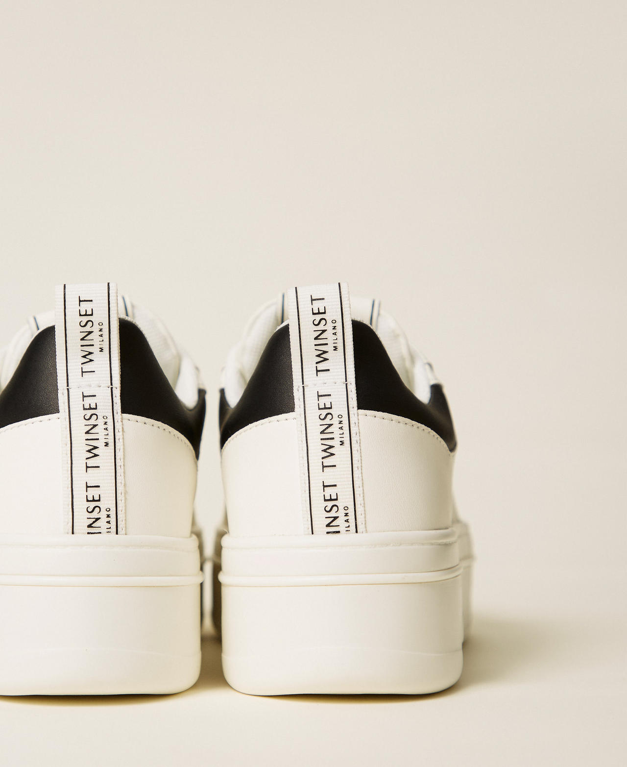 Flacher Sneaker aus Leder mit Logo Zweifarbig Optisches Weiß / Schwarz Frau 252TCP024_01870_03