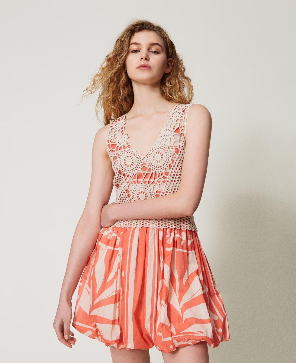 Vestido corto de muselina y ganchillo Almond Beige / Estampado Foulard Coral Sunset Mujer 251LM2CDD_12396_01