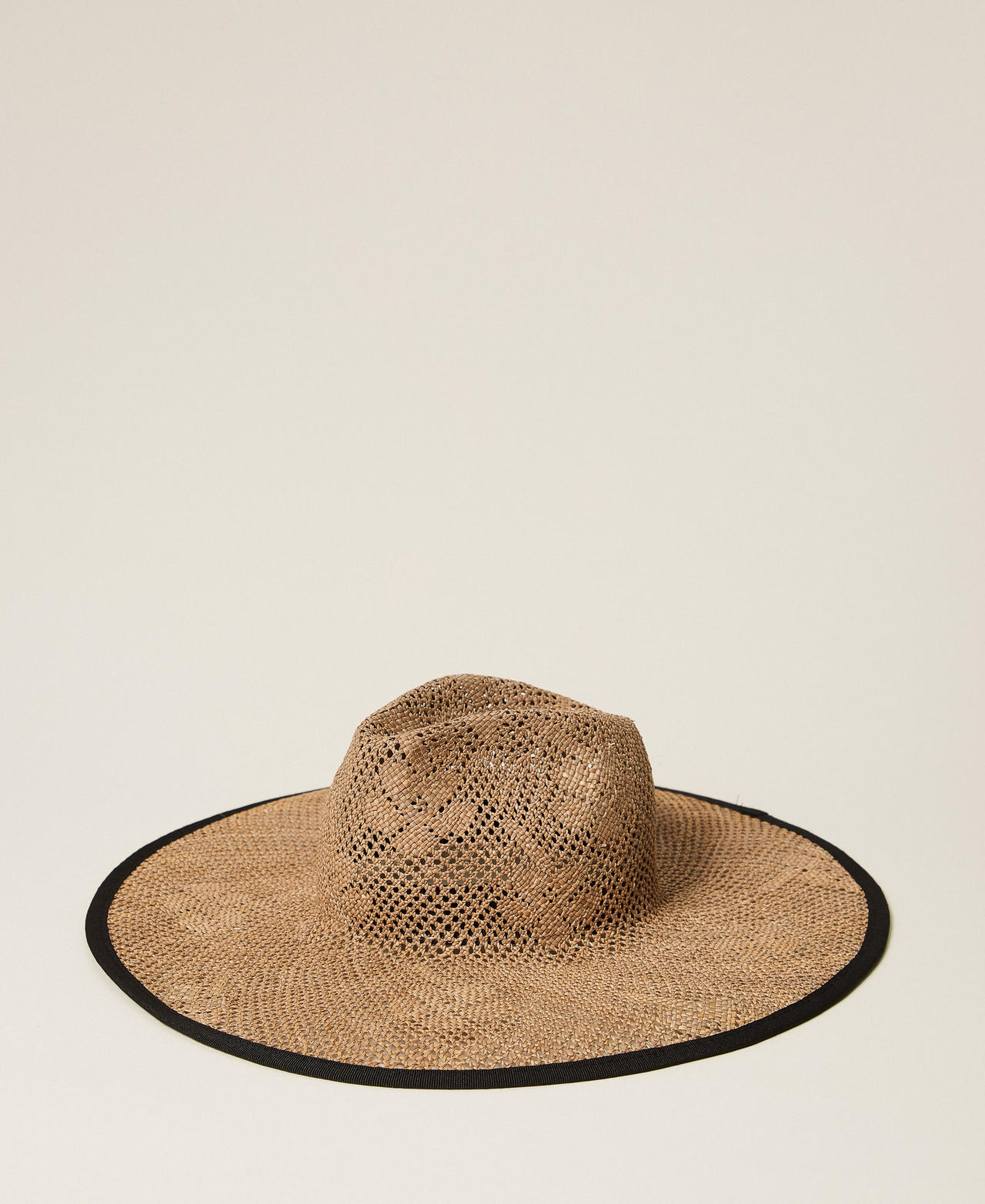 Chapeau effet paille avec fleurs
