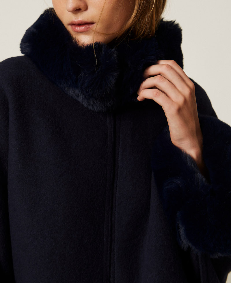 Poncho aus Tuch mit Kunstpelz Klassisches Blau Frau 262TO5730_11956_05