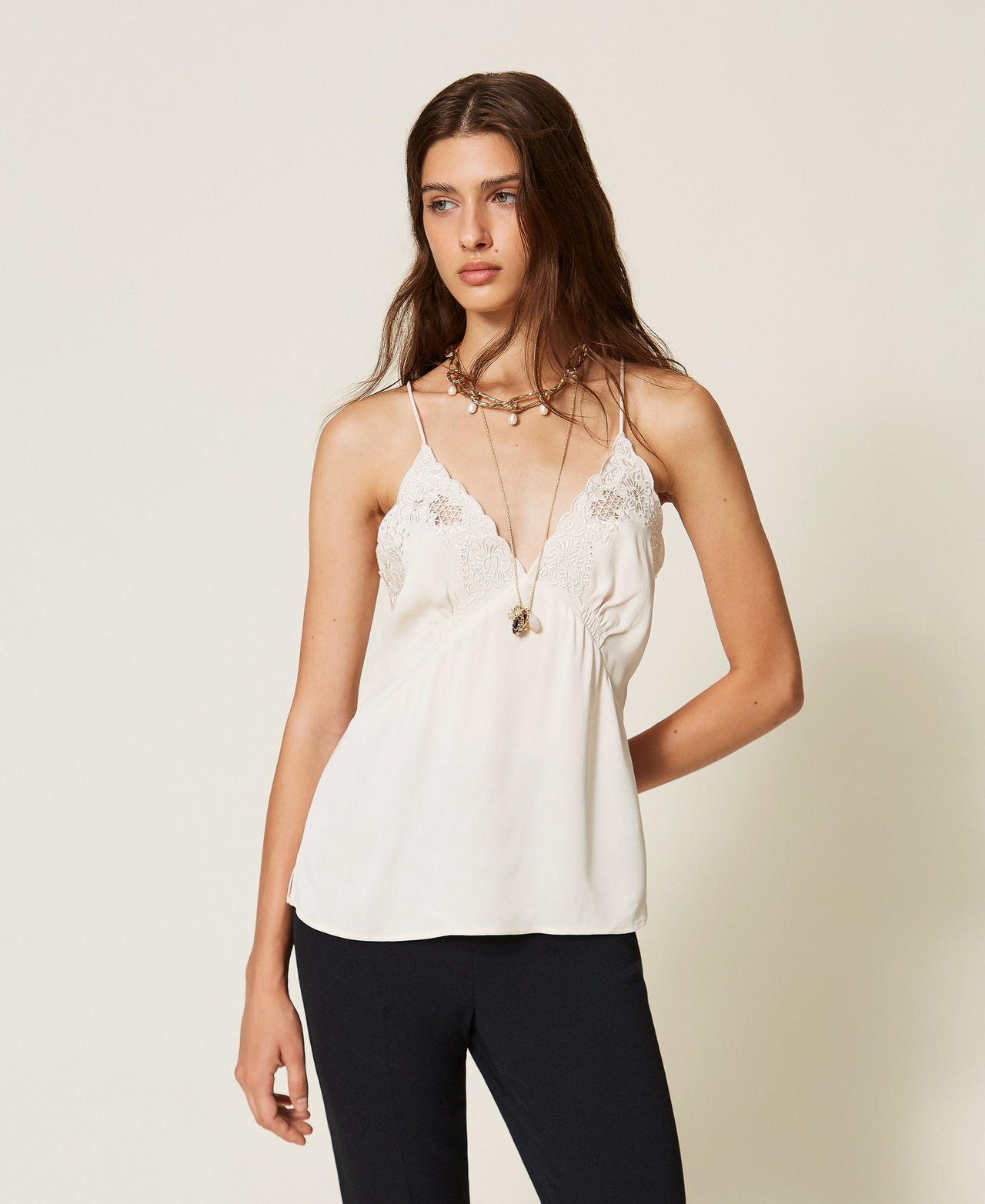 Top aus Envers-Satin mit Stickerei Perlmutt Frau 262TT2174_00059_02