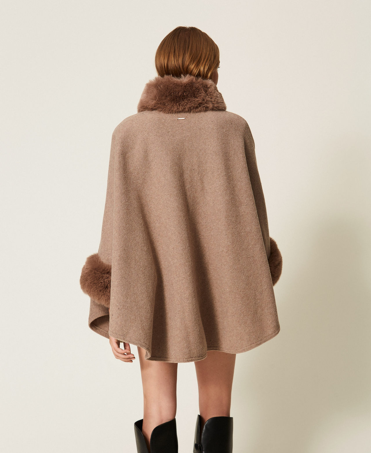 Poncho en drap avec fausse fourrure Mastic Chin&eacute; Femme 262TO5730_14170_03