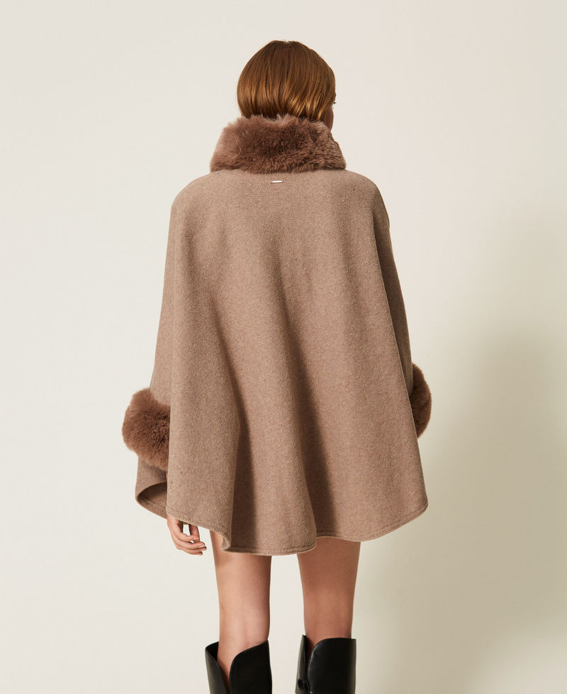 Poncho en drap avec fausse fourrure Mastic Chin&eacute; Femme 262TO5730_14170_03