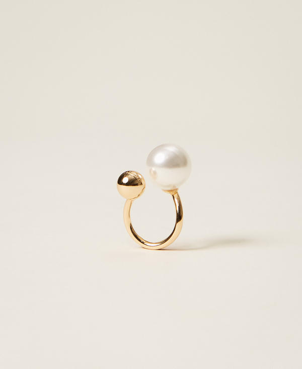 Ring with pearl