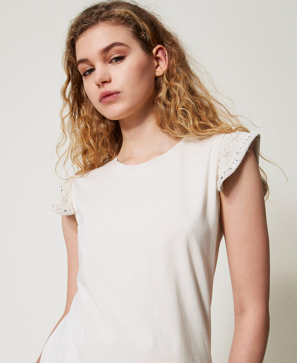 T-Shirt im Regular-Fit mit Stickerei