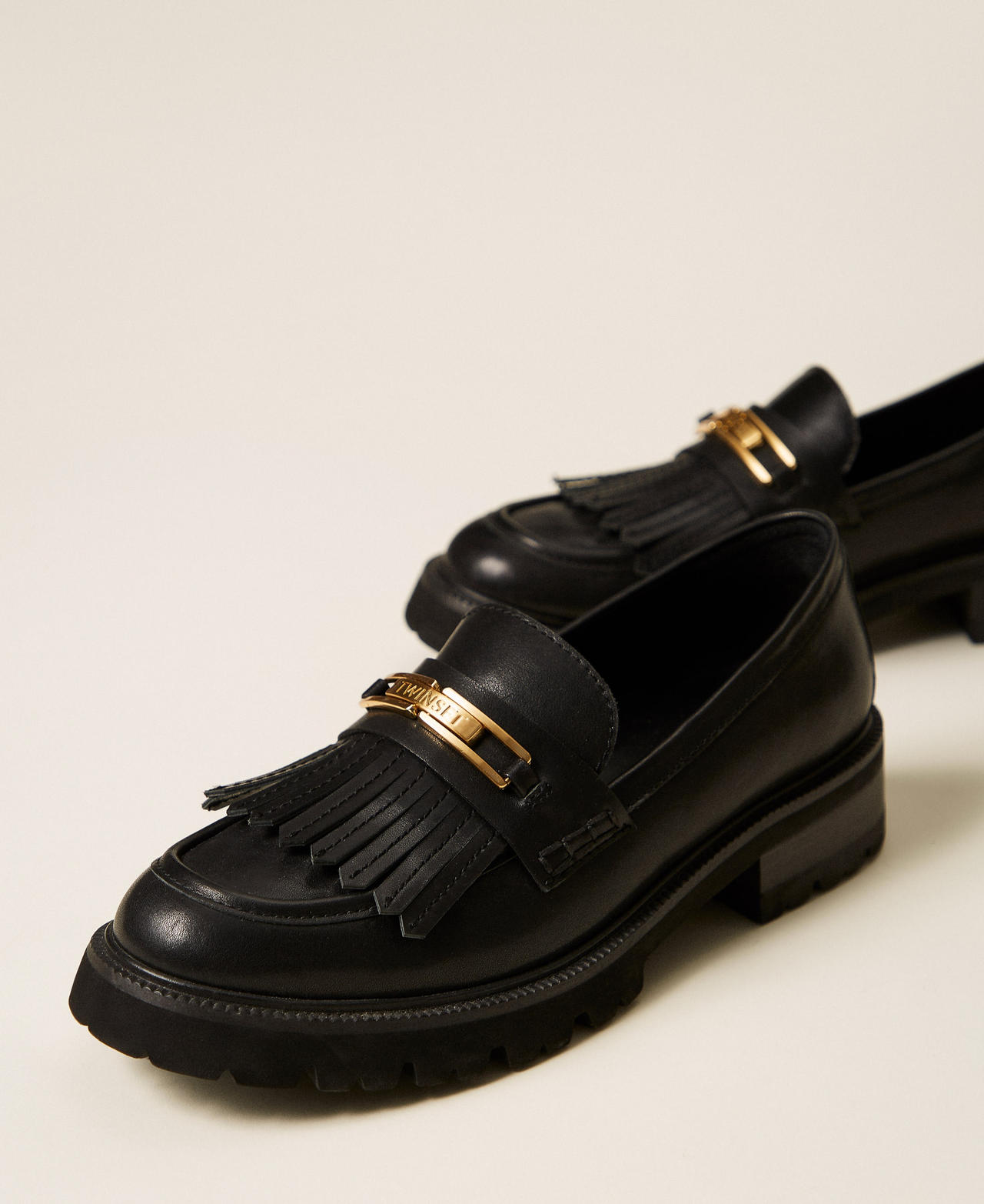 Mocassins en cuir avec franges Noir Femme 262TCP070_00006_02