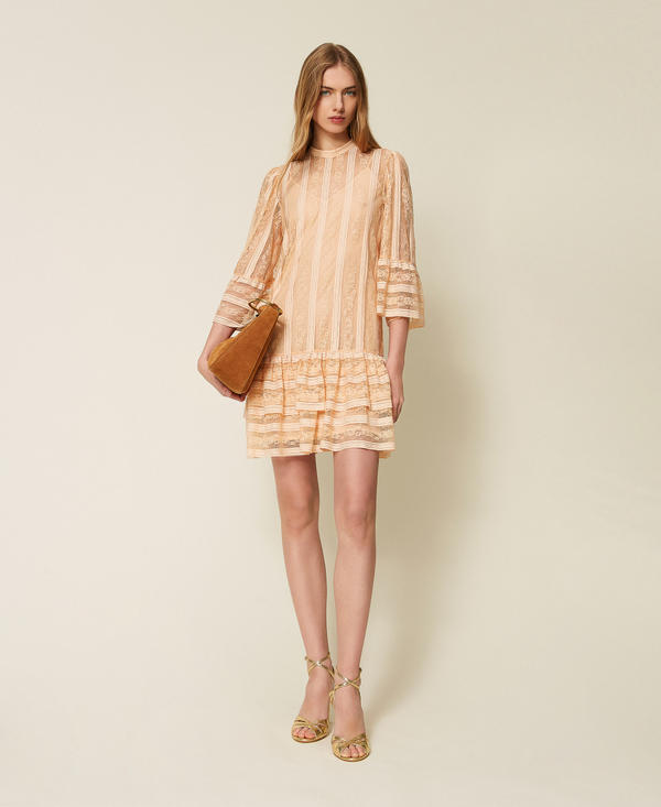 Robe courte en dentelle avec rayures et ceinture