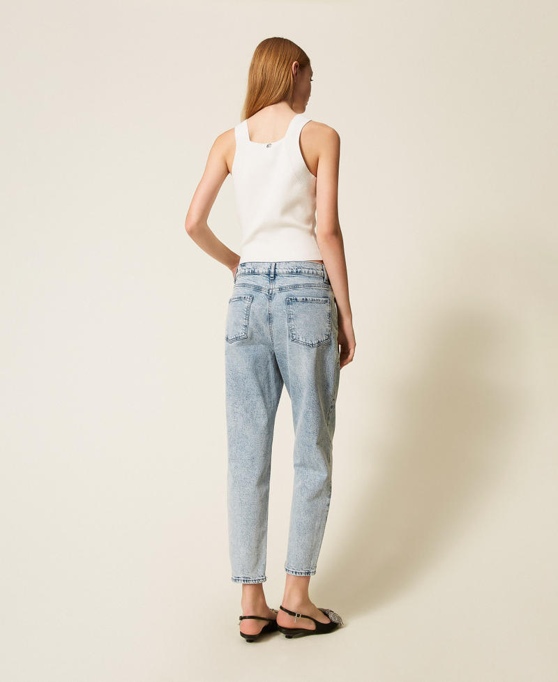 Jean barrel avec broderie réalisée à la main Denim Clair Femme 252AP2550_11453_03