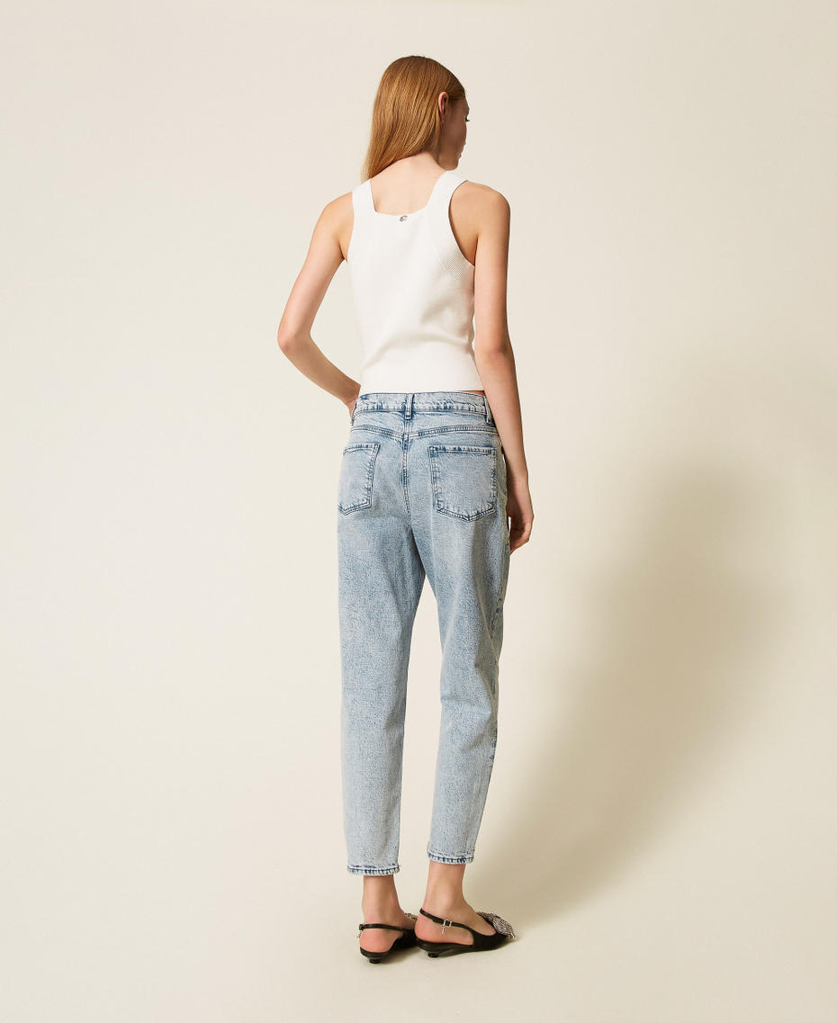 Jean barrel avec broderie réalisée à la main Denim Clair Femme 252AP2550_11453_03