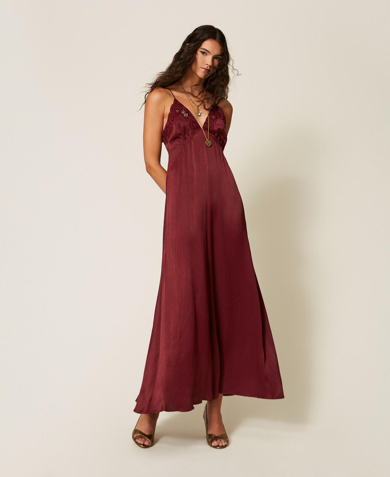 Robe longue en envers satin avec broderie