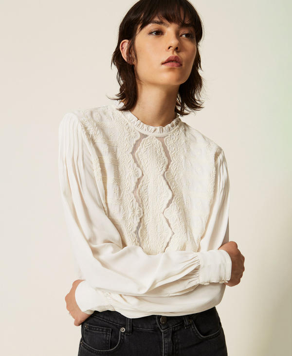 Blusa in cr&ecirc;pe con ricamo floreale