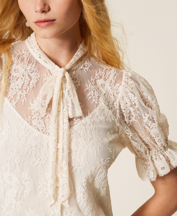 Camicia in pizzo con fiocco
