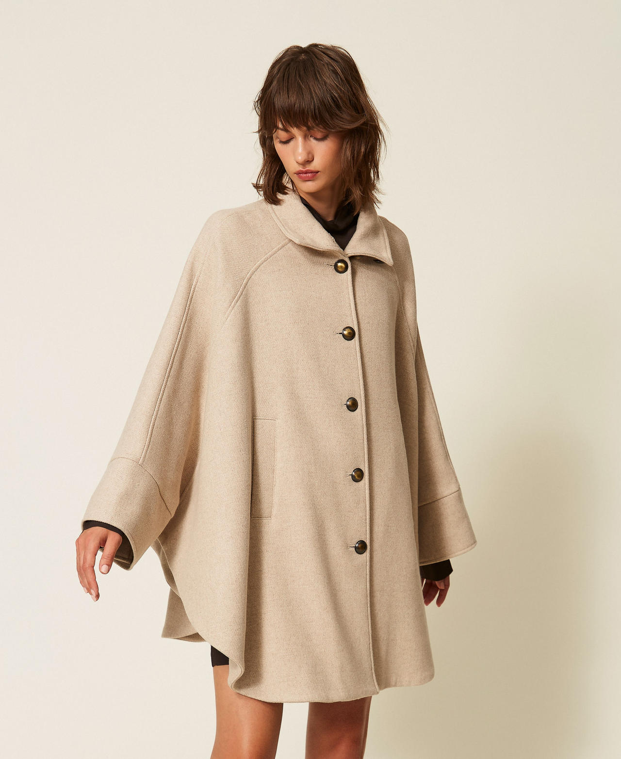 Wool cloth cape with buttons