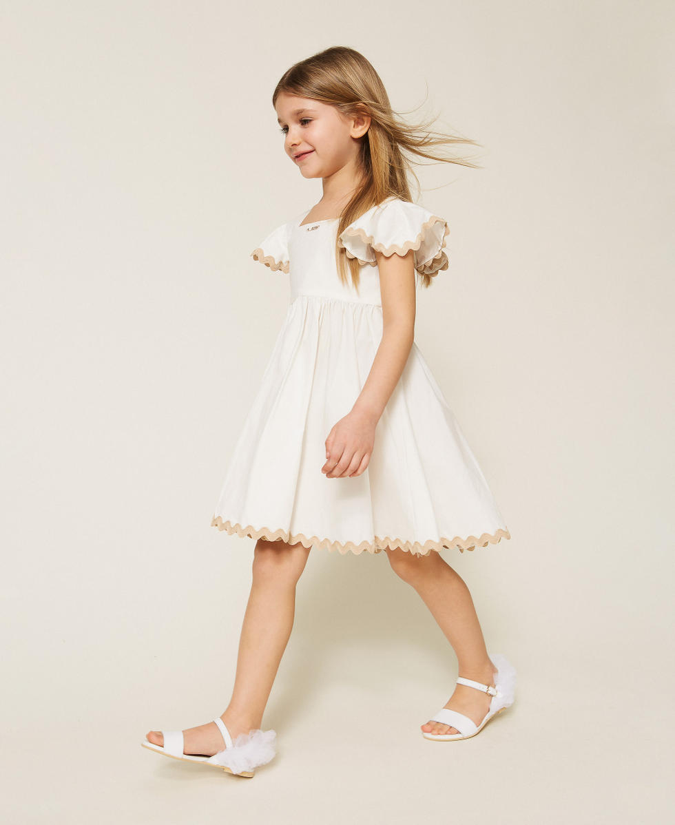 Kurzes Babykleid aus Popeline mit Stickerei