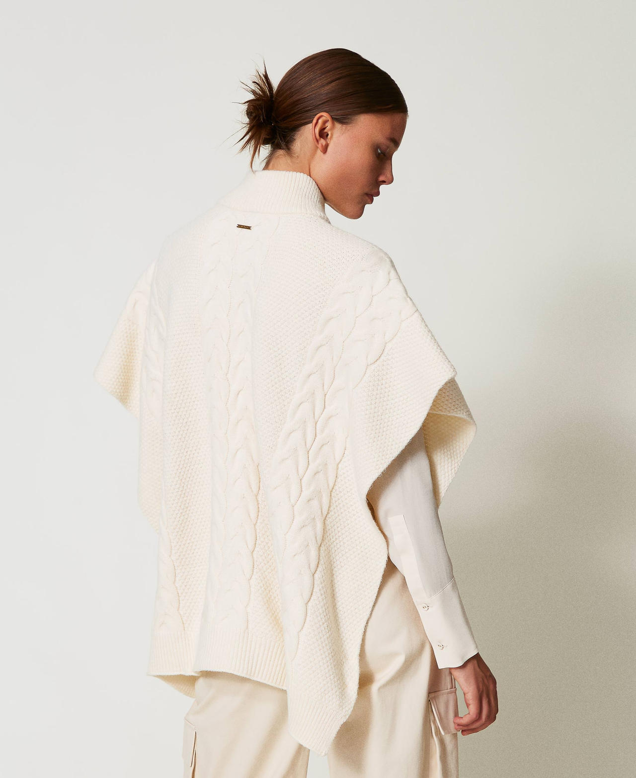 Cable knit poncho Antique White Woman 242LL5AGG_00245_03
