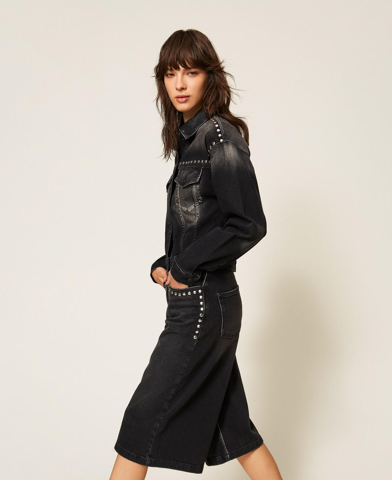 Jeansjacke mit Nieten Denimschwarz Délavé Frau 261AP2261_12908_02