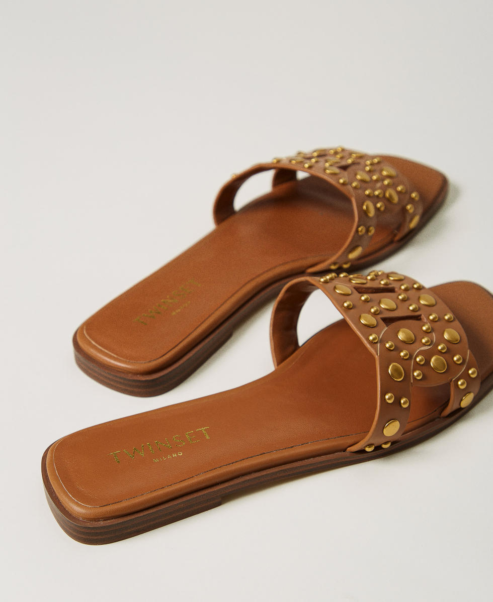 Sandales modèle slides en cuir avec clous Femme, Marron | TWINSET Milano, image size:980x1198