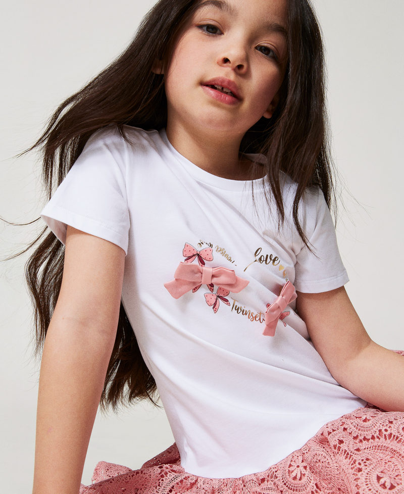 Kurzes Kleid mit Volant aus Makrameespitze Zweifarbig Ice / Sweet Rose M&auml;dchen 251GJ2QR6_12257_PD