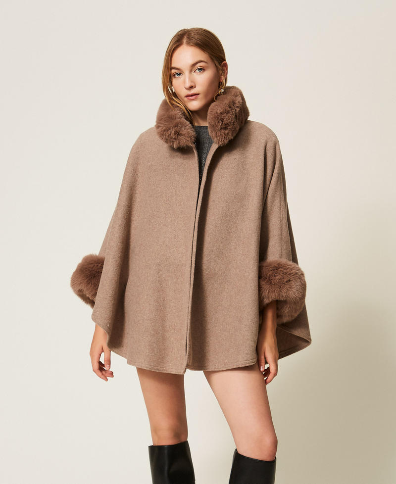 Poncho en drap avec fausse fourrure Mastic Chin&eacute; Femme 262TO5730_14170_02