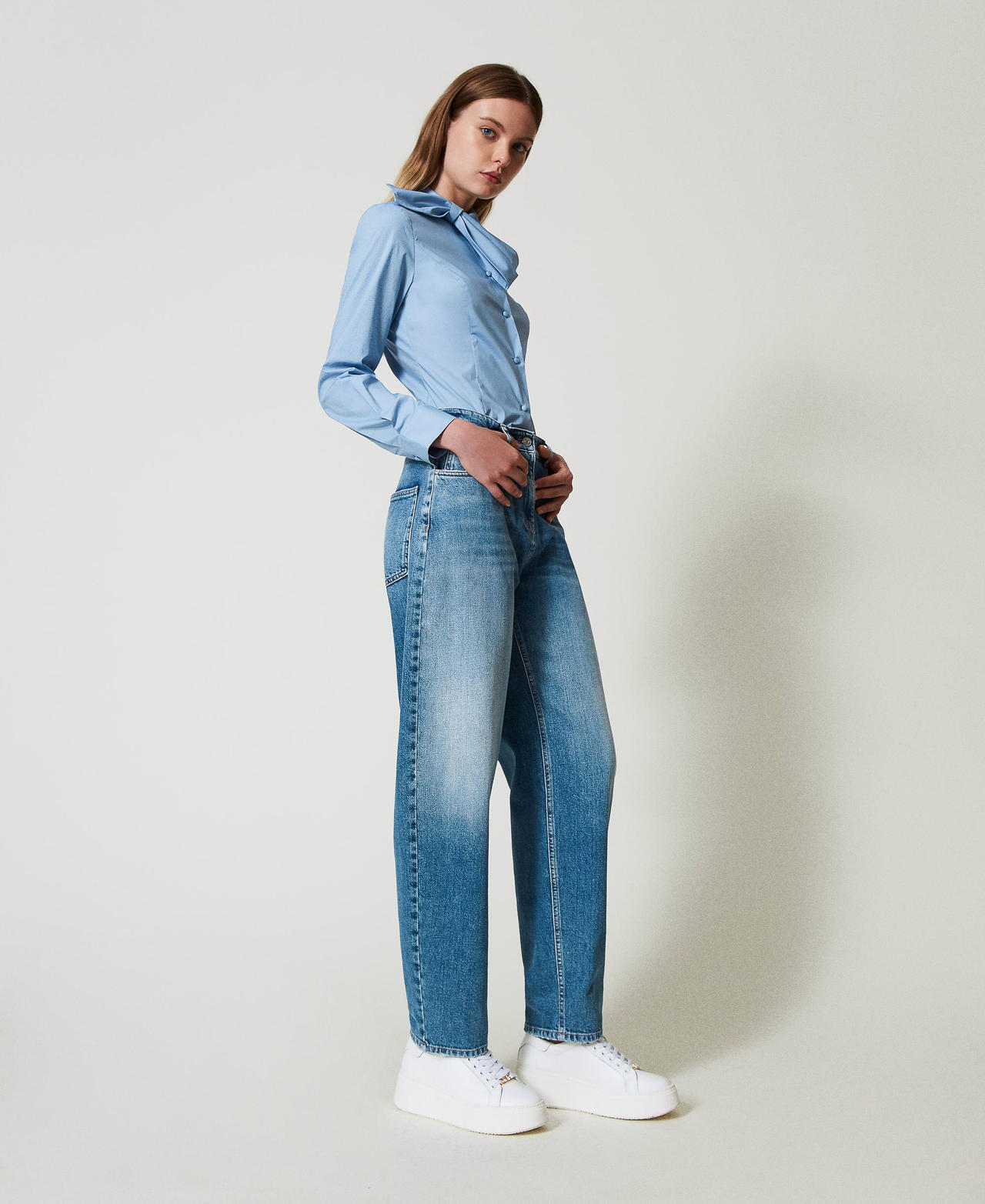 Jean carotte avec cinq poches Denim Clair Femme 242AT2270_11453_02