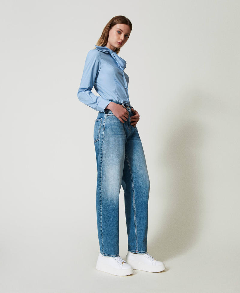 Jean carotte avec cinq poches Denim Clair Femme 242AT2270_11453_02
