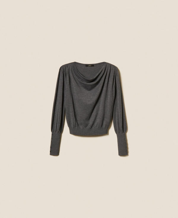 Pull avec drapé et broderies