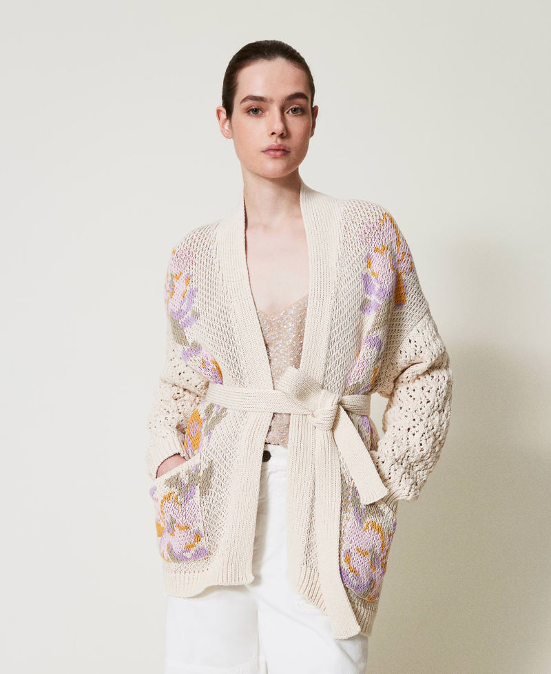 Cardigan aus Jacquard-Strick mit Blumendessin Flowers-Jacquard, schneewei&szlig; Frau 251TP3610_12359_04