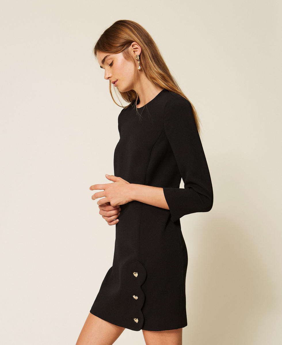 Vestido corto de crep&eacute; con botones en forma de coraz&oacute;n