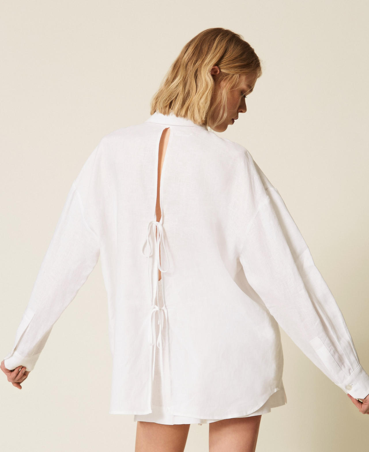 Hemdbluse aus Leinen mit aufgesticktem Logo Wei&szlig; Frau 261TT2301_00001_03