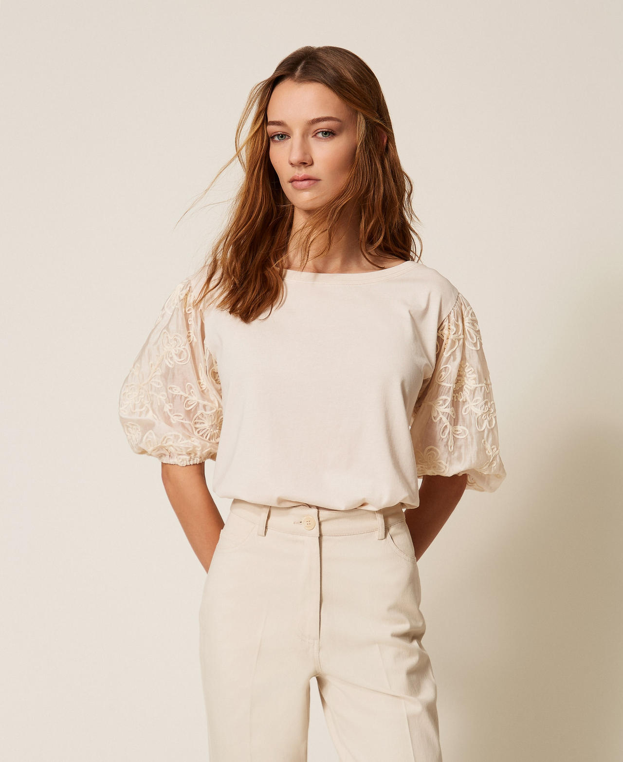 Blouse avec manches brodées