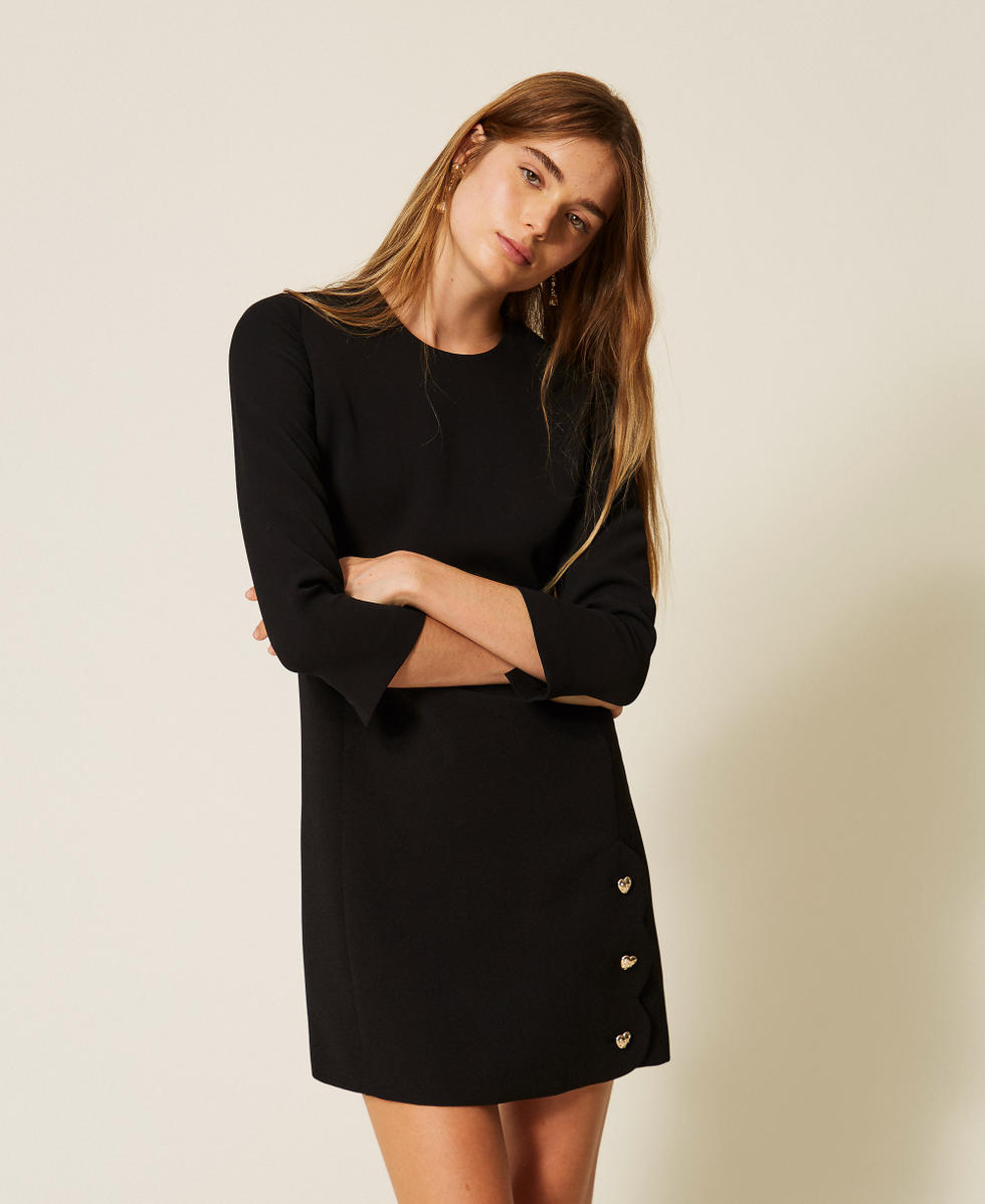 Vestido corto de crep&eacute; con botones en forma de coraz&oacute;n