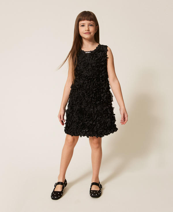 Kurzes Satinkleid mit Rosen