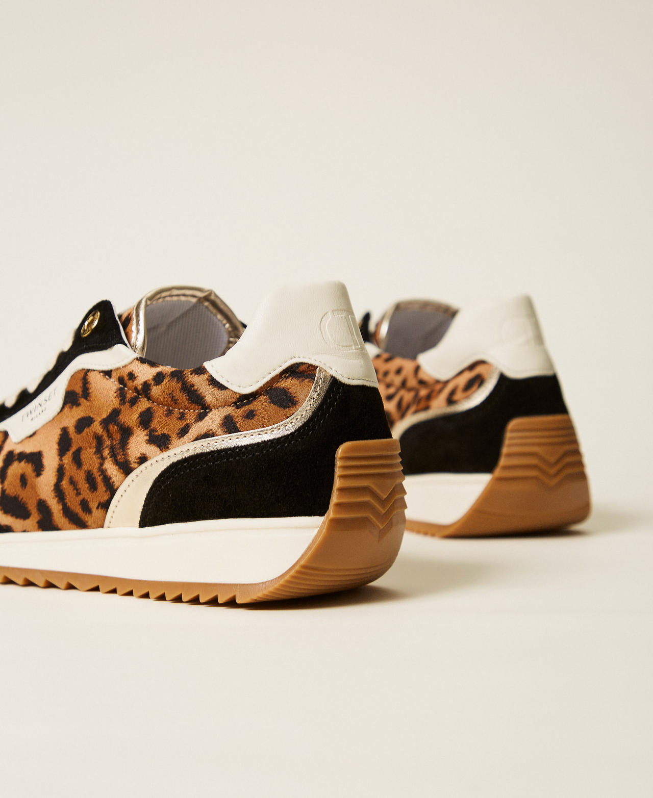 Zapatillas de piel con detalles en contraste Estampado Leopard Mujer 252TCP028_12624_03