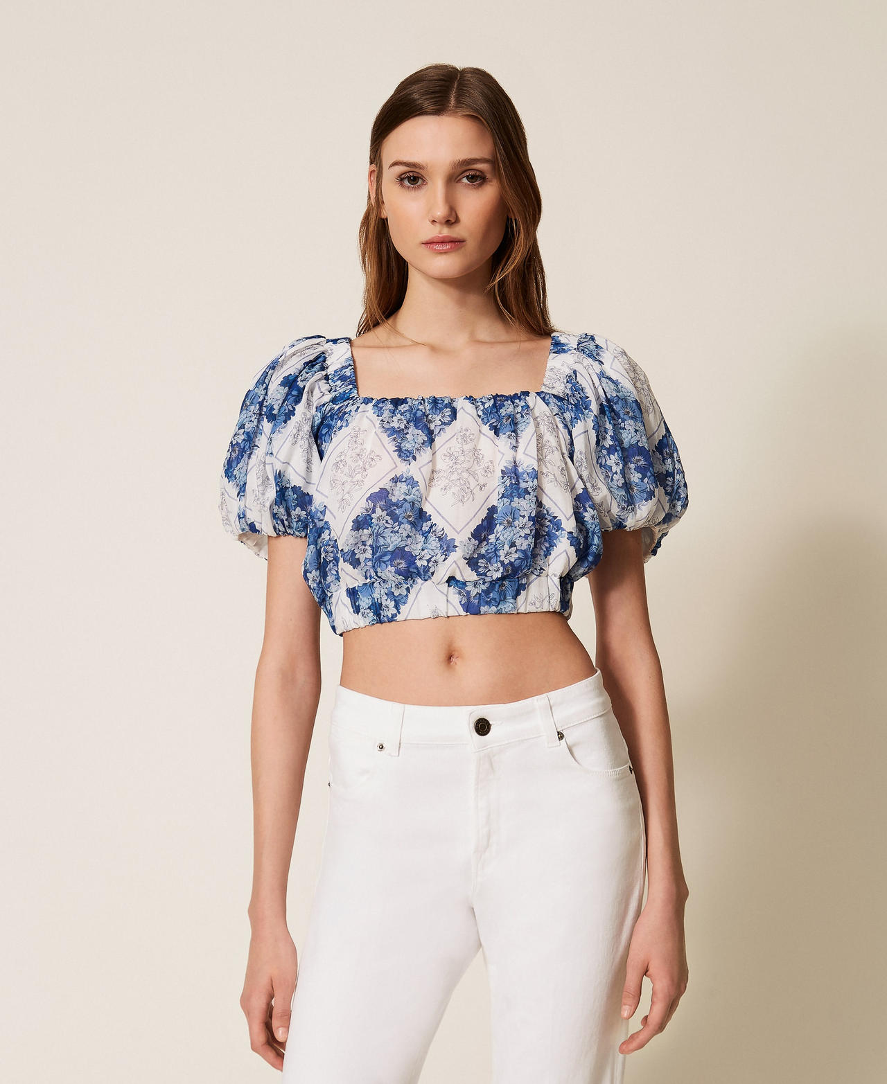 Cropped-Bluse aus Ramie mit floralem Print Floraler Rauten-Print/Topas-Hellblau Frau 261TP213D_13405_01